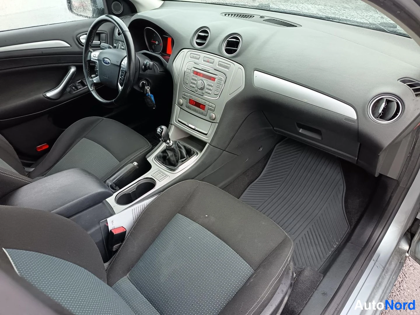 Harmaa Ford Mondeo 2010, ohjaamo, kuva 6