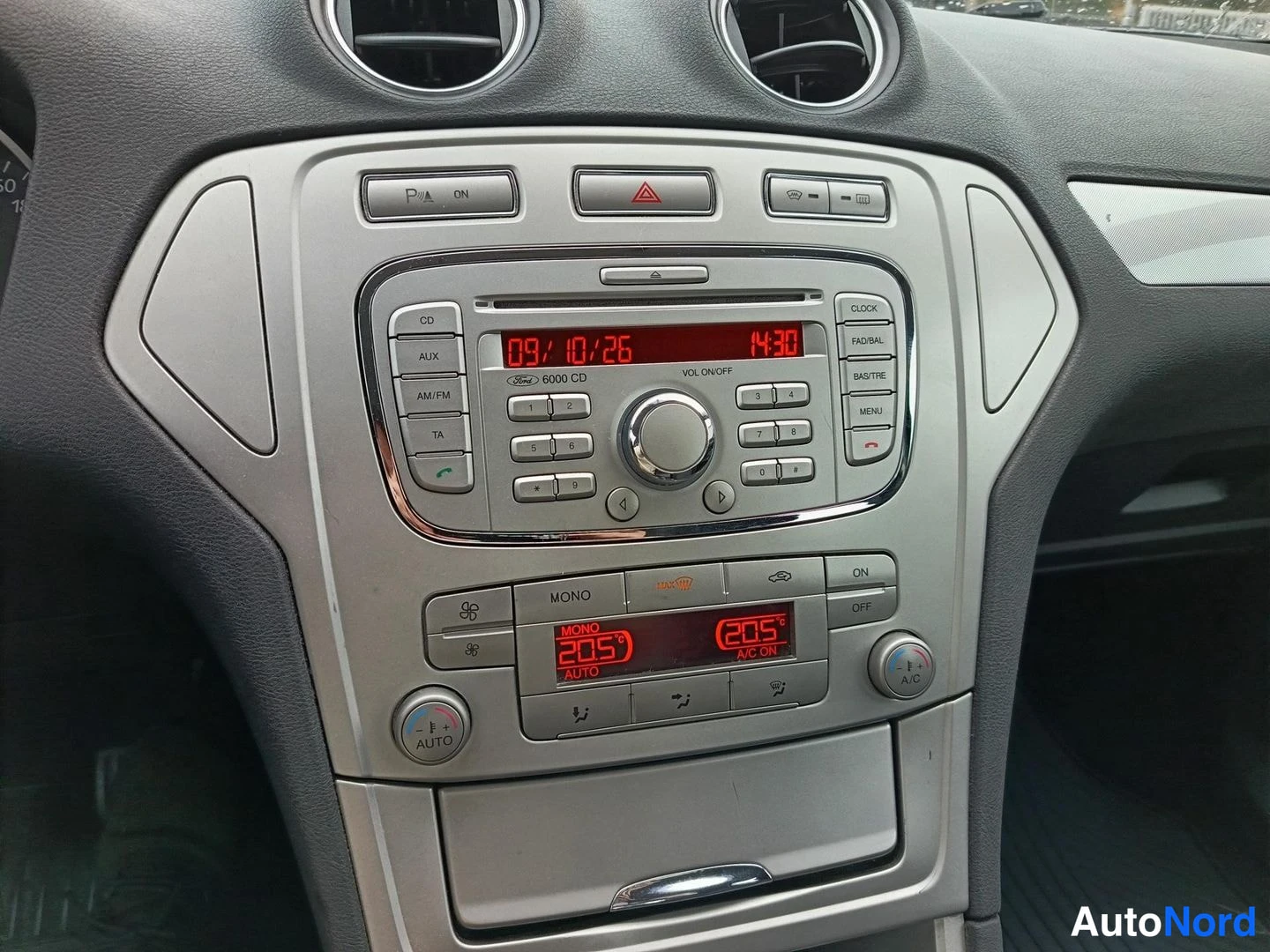 Harmaa Ford Mondeo 2010, yksityiskohta, kuva 8