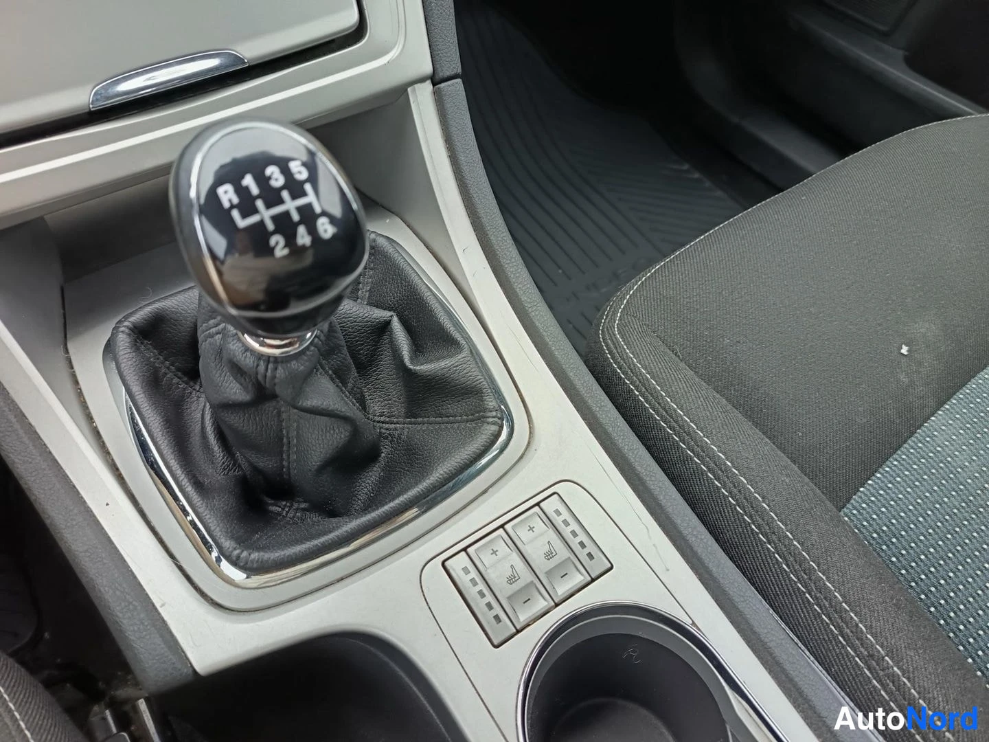Harmaa Ford Mondeo 2010, yksityiskohta, kuva 10