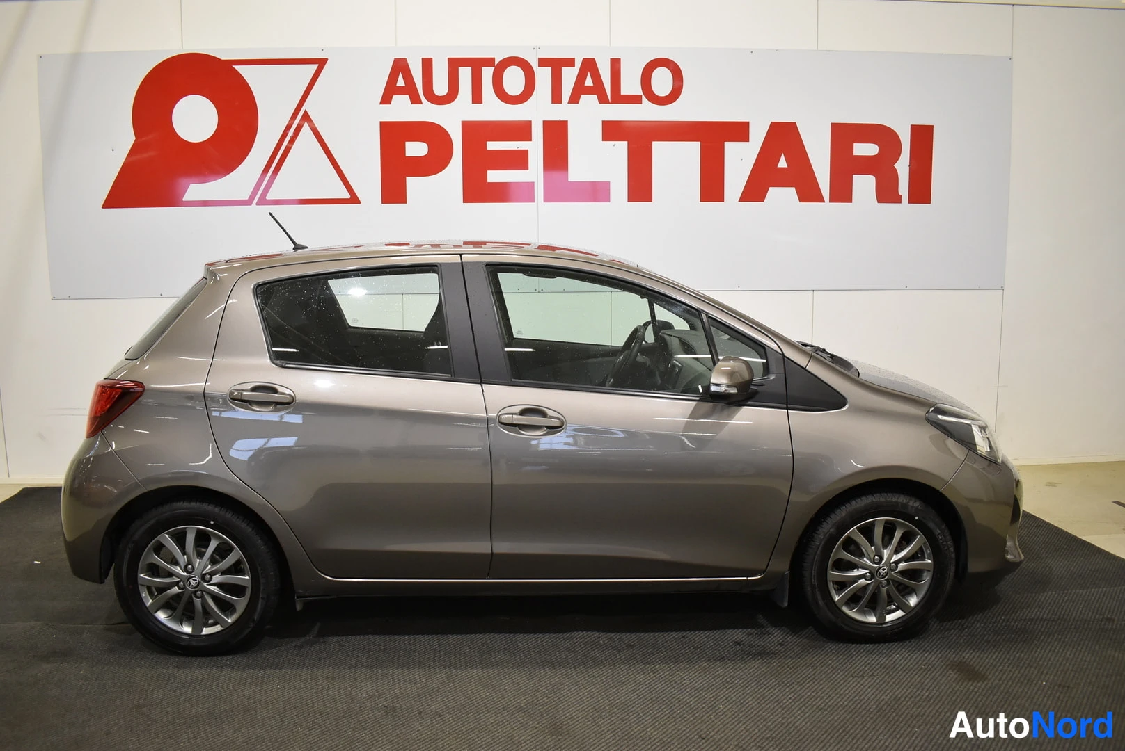 Ruskea Toyota Yaris 2017, sivulta, kuva 5