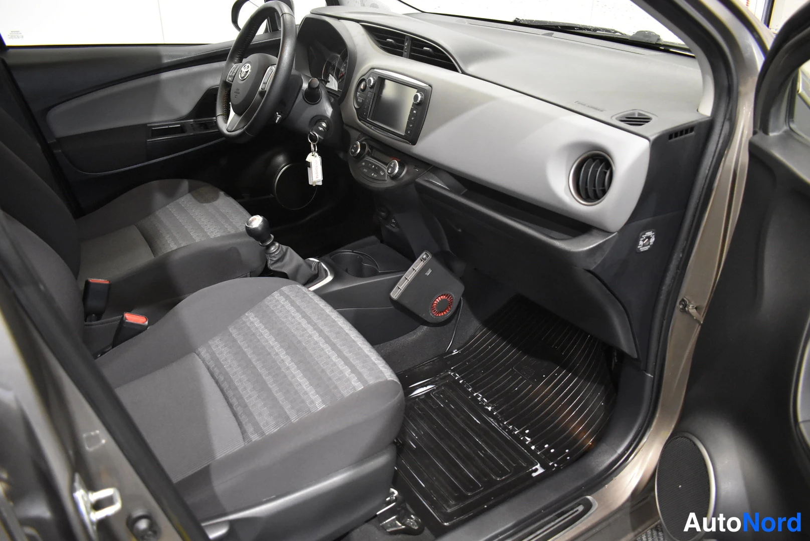 Ruskea Toyota Yaris 2017, ohjaamo, kuva 10