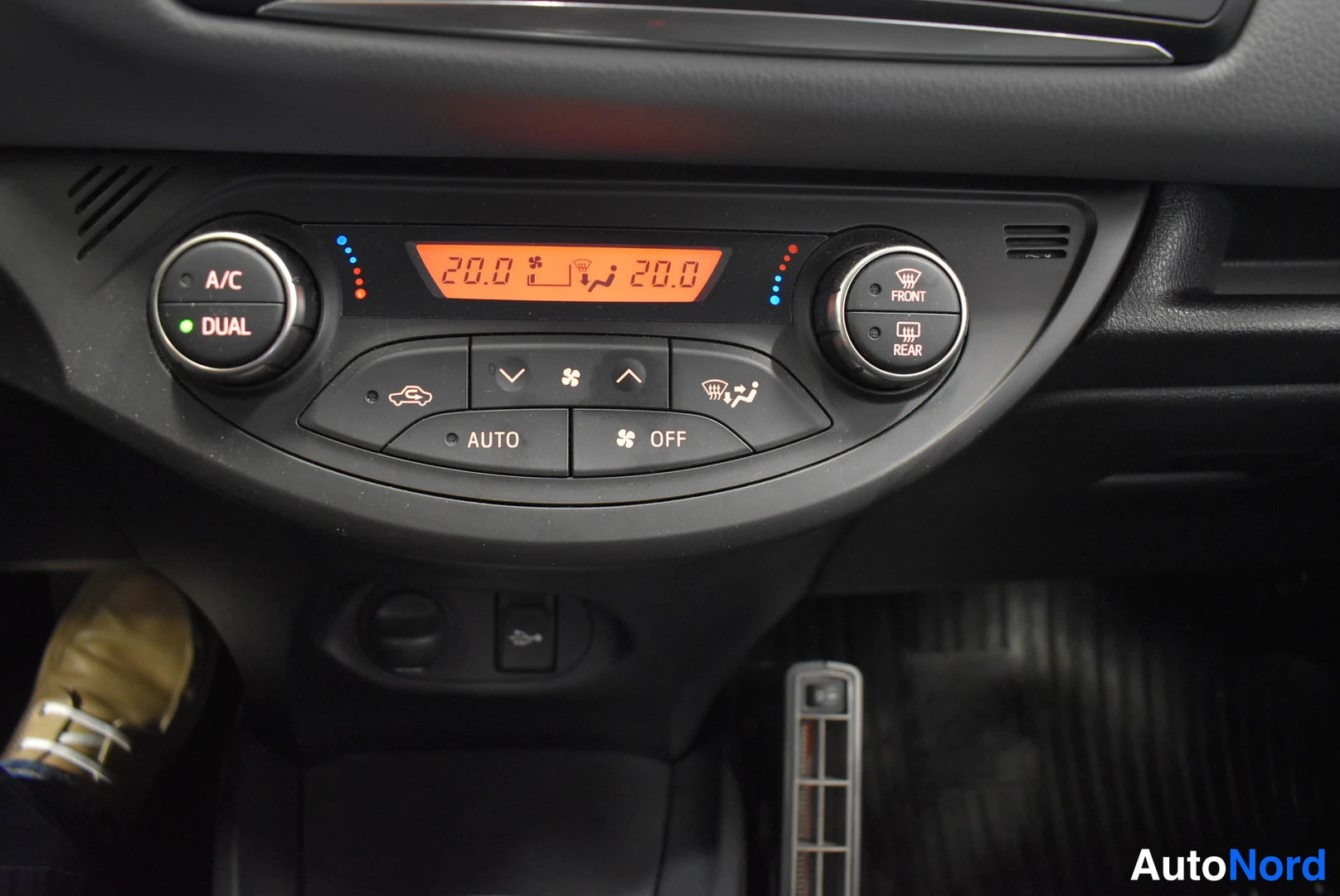 Ruskea Toyota Yaris 2017, yksityiskohta, kuva 15