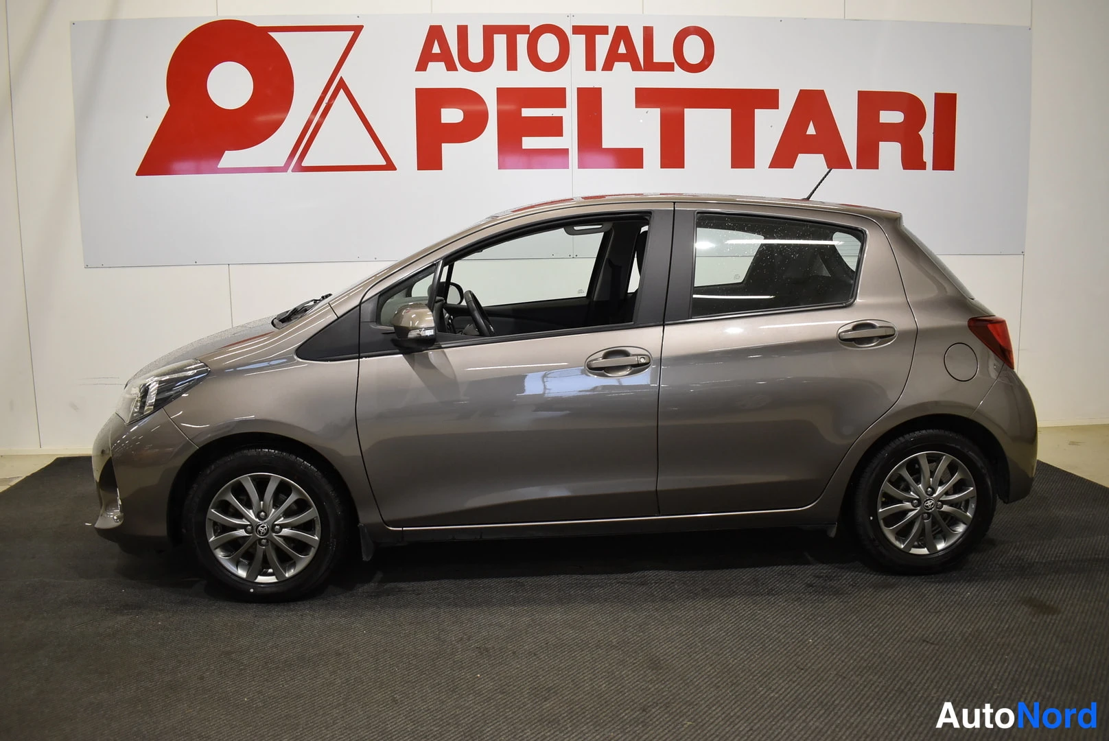 Ruskea Toyota Yaris 2017, etuviisto, keula vasemmalle, kuva 2