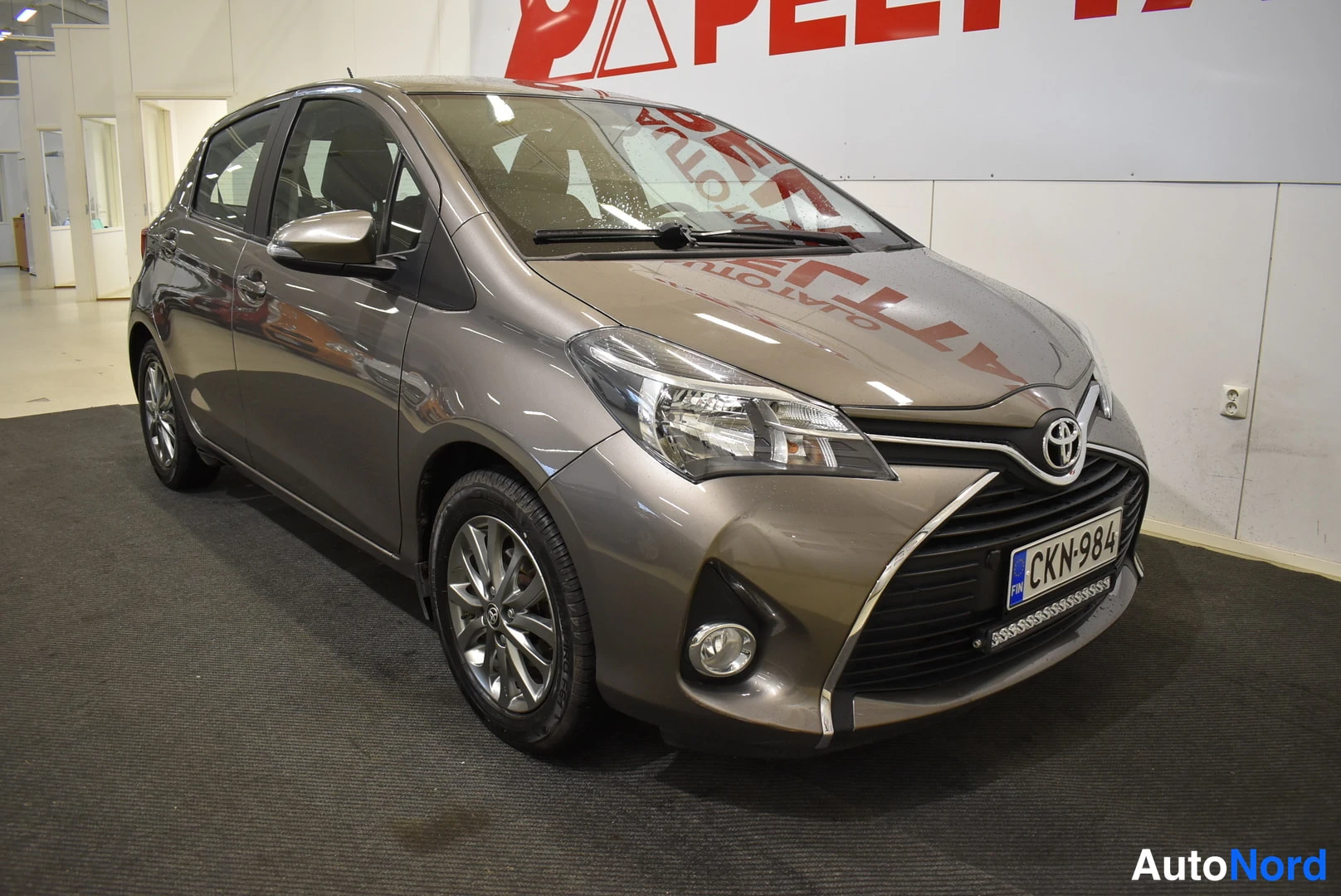 Ruskea Toyota Yaris 2017, etuviisto, keula oikealle, kuva 3