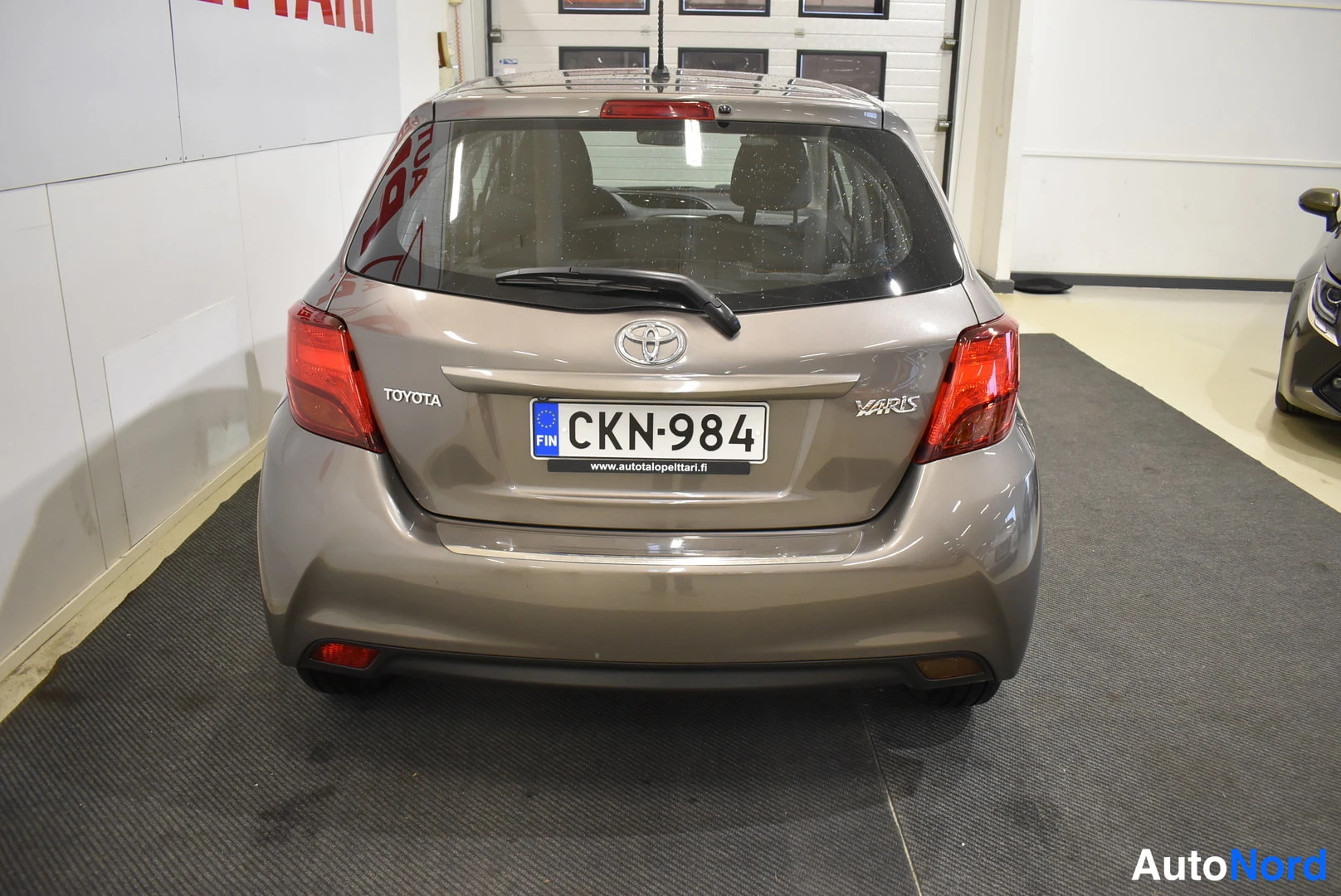 Ruskea Toyota Yaris 2017, takaa, kuva 8