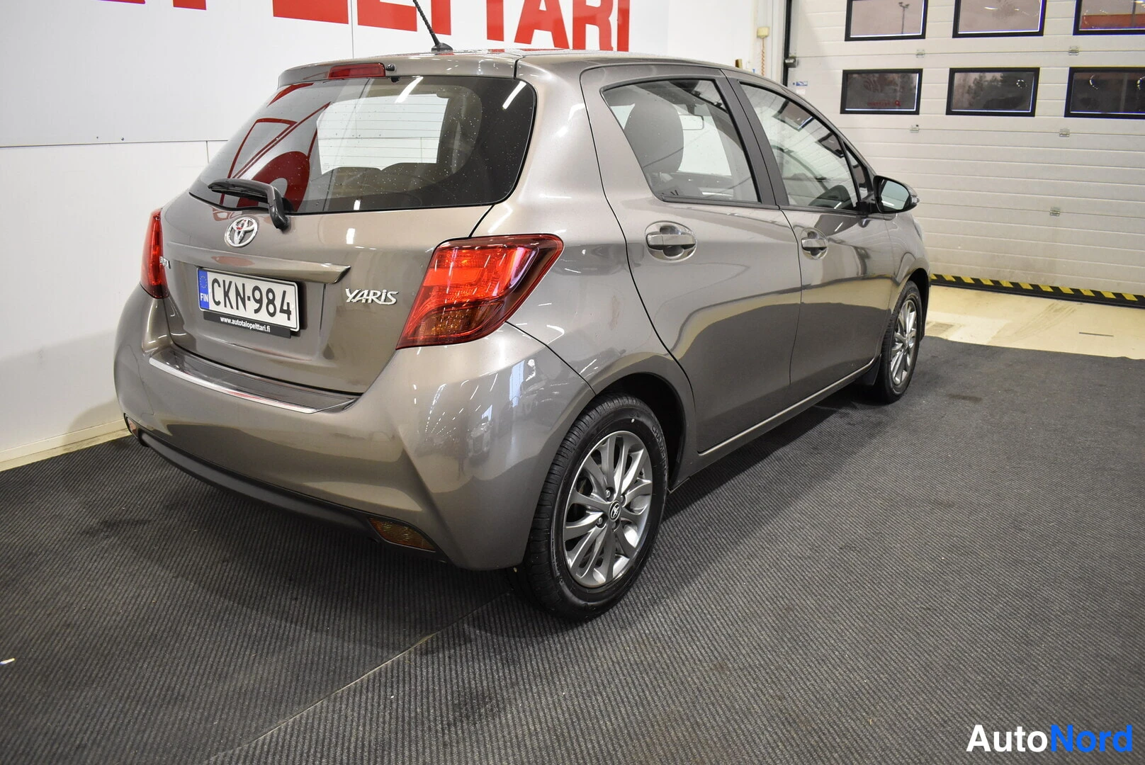 Ruskea Toyota Yaris 2017, takaviisto, kuva 6