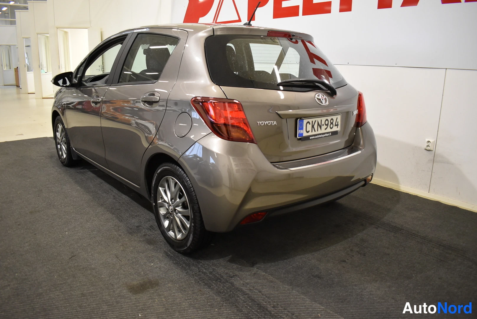 Ruskea Toyota Yaris 2017, takaviisto, kuva 7