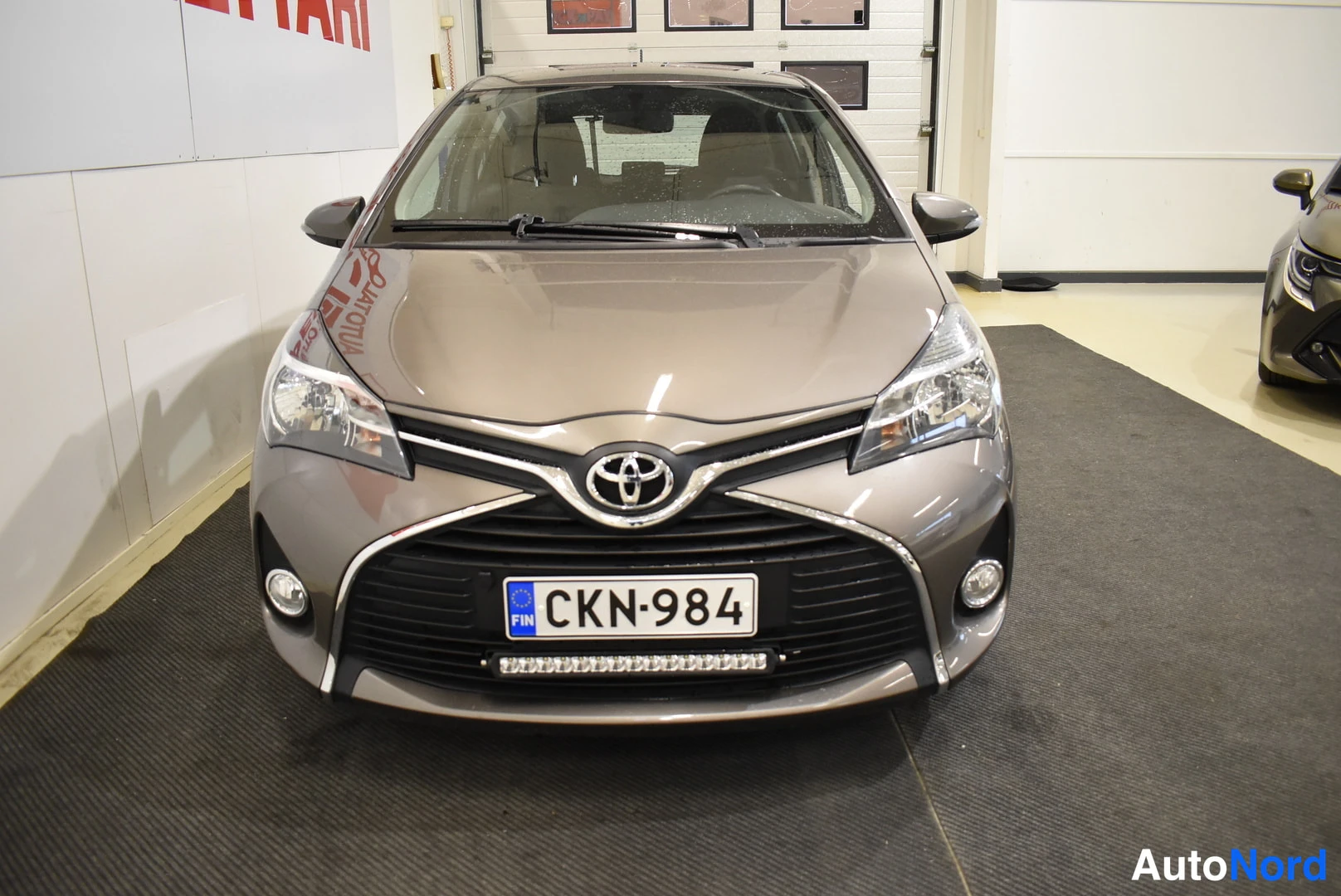 Ruskea Toyota Yaris 2017, edestä, kuva 4