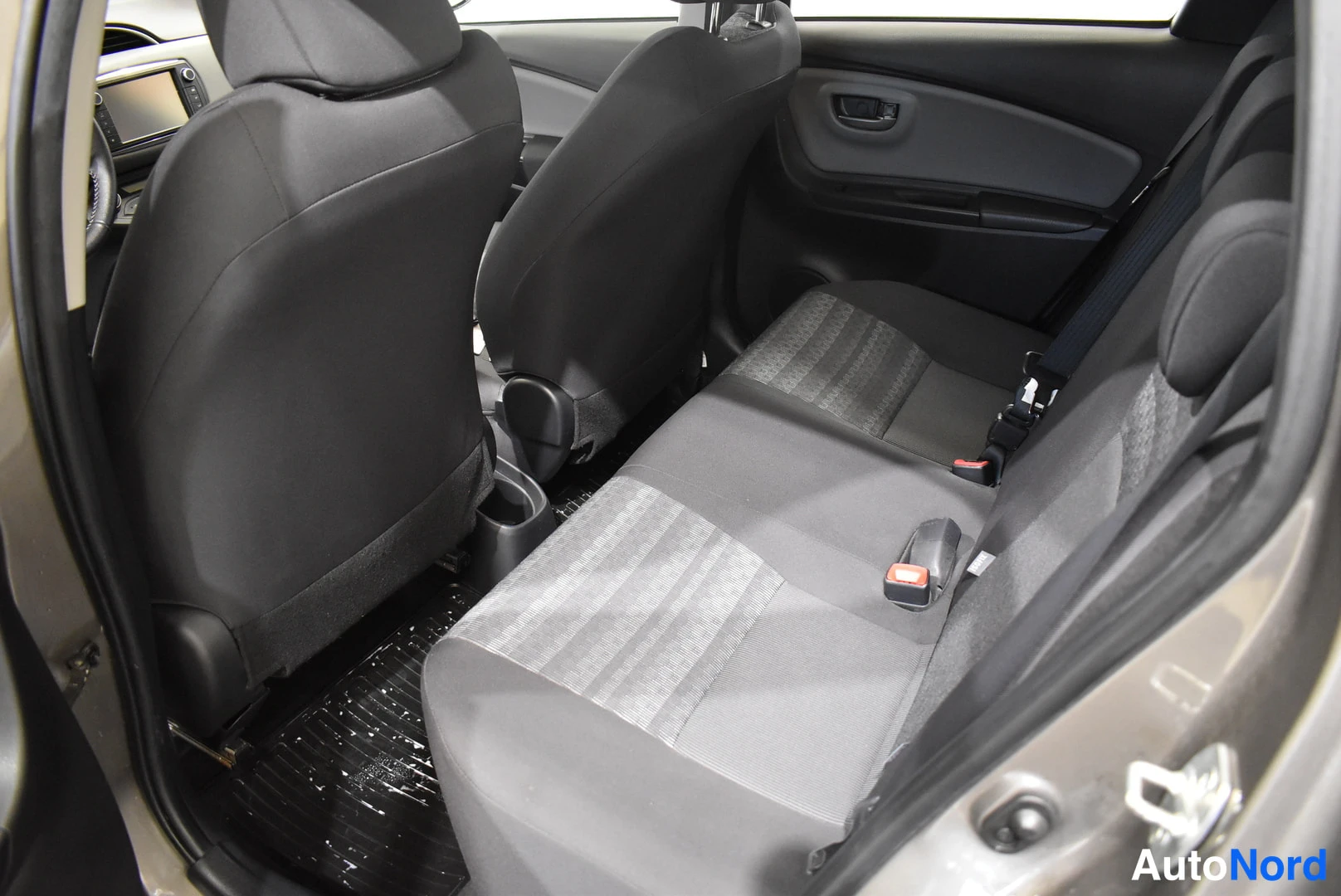 Ruskea Toyota Yaris 2017, takaistuimet, kuva 11