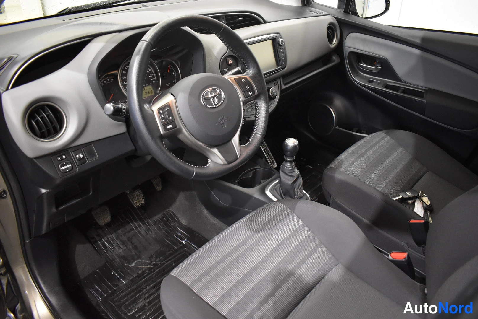 Ruskea Toyota Yaris 2017, ohjaamo, kuva 9