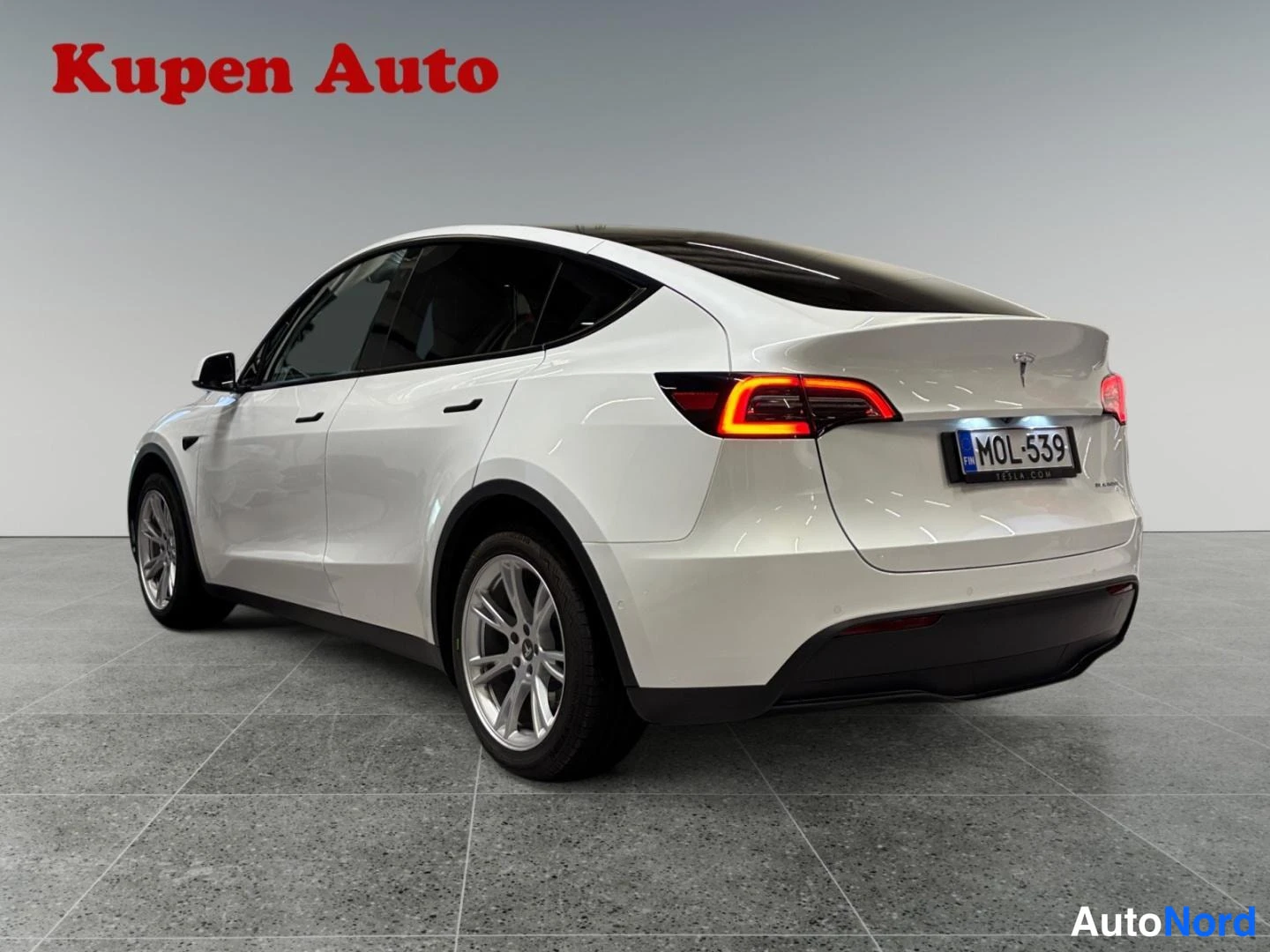 Valkoinen Tesla Model Y 2022, takaviisto, kuva 3