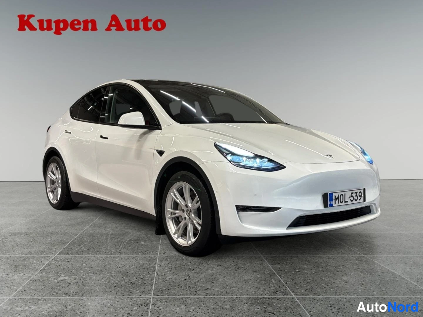 Valkoinen Tesla Model Y 2022, etuviisto, keula oikealle, kuva 2
