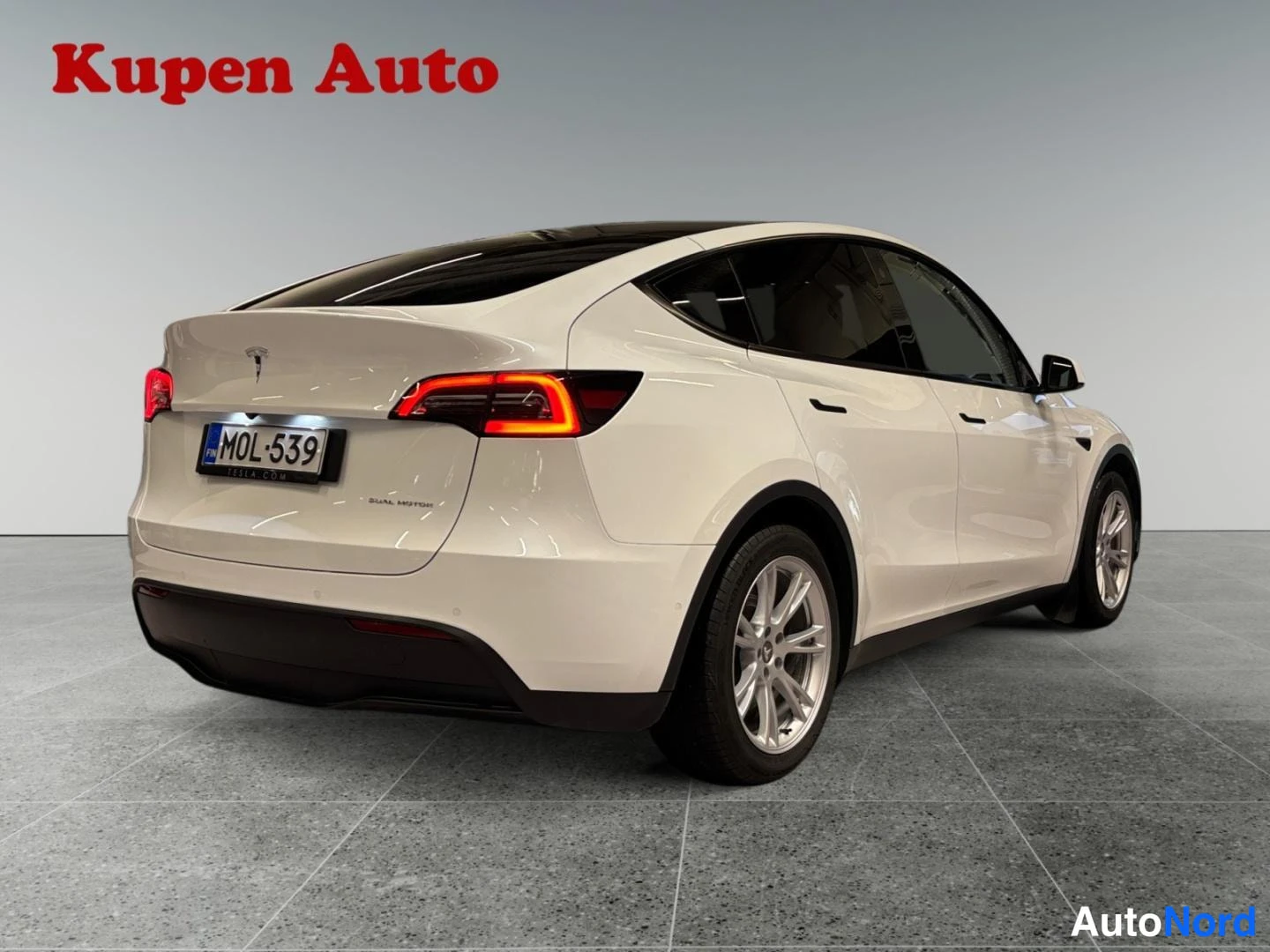 Valkoinen Tesla Model Y 2022, takaviisto, kuva 4