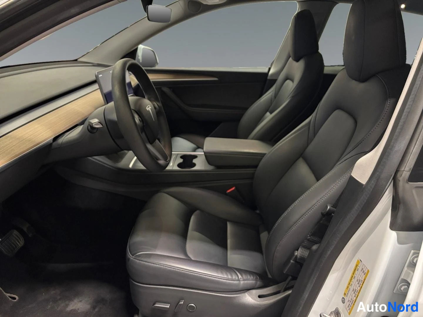 Valkoinen Tesla Model Y 2022, etuistuimet, kuva 5