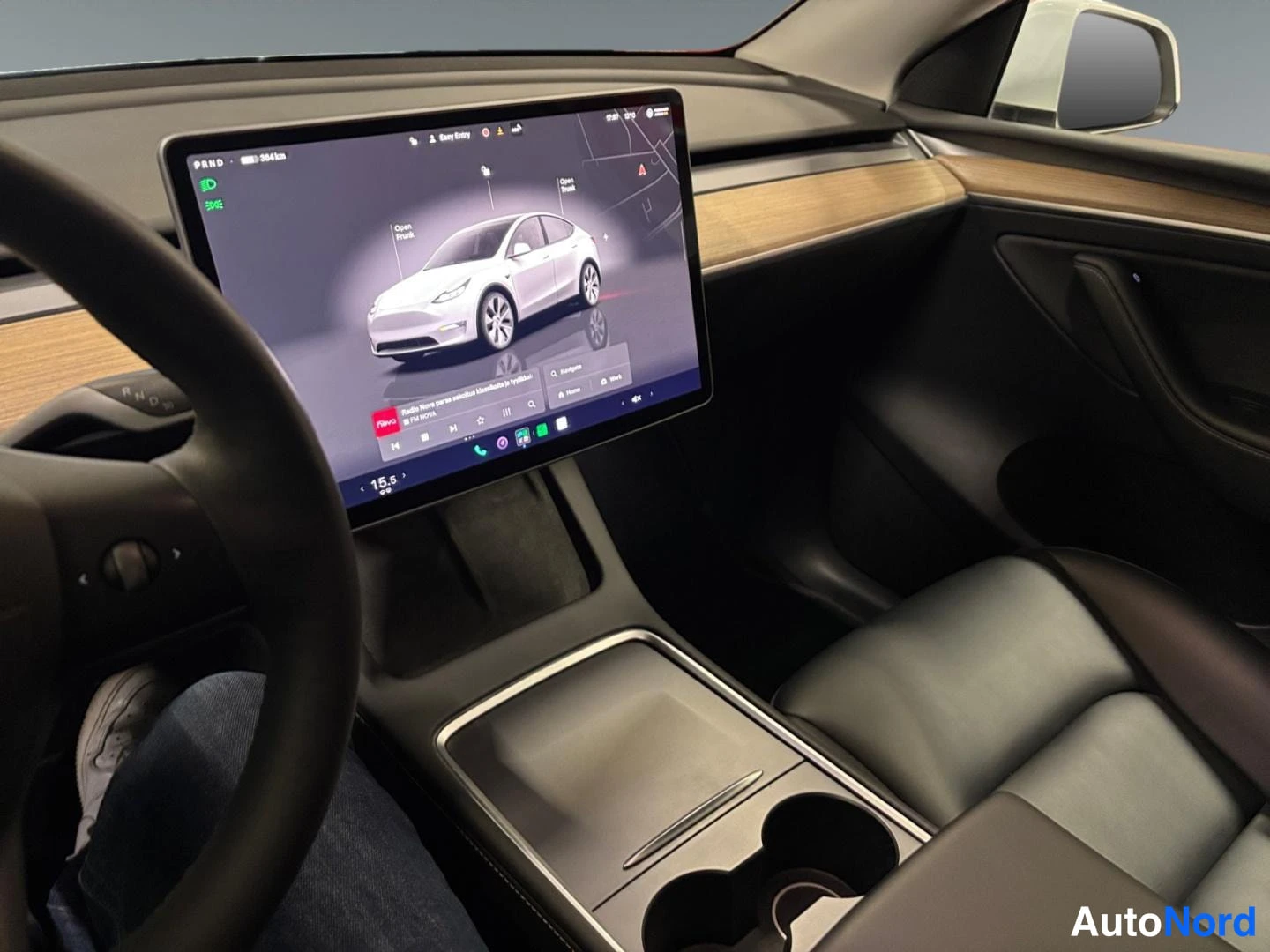 Valkoinen Tesla Model Y 2022, yksityiskohta, kuva 6