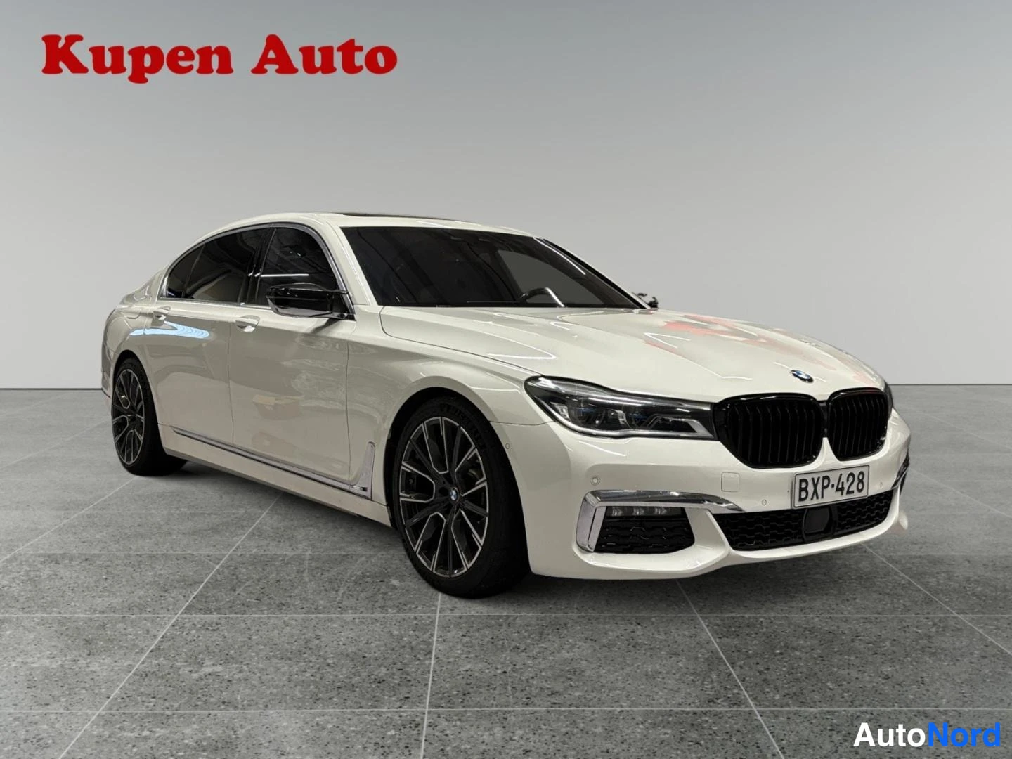 Valkoinen BMW 740e xDrive 2018, etuviisto, keula oikealle, kuva 2