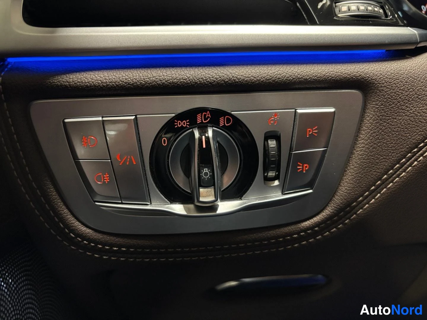 Valkoinen BMW 740e xDrive 2018, yksityiskohta, kuva 14