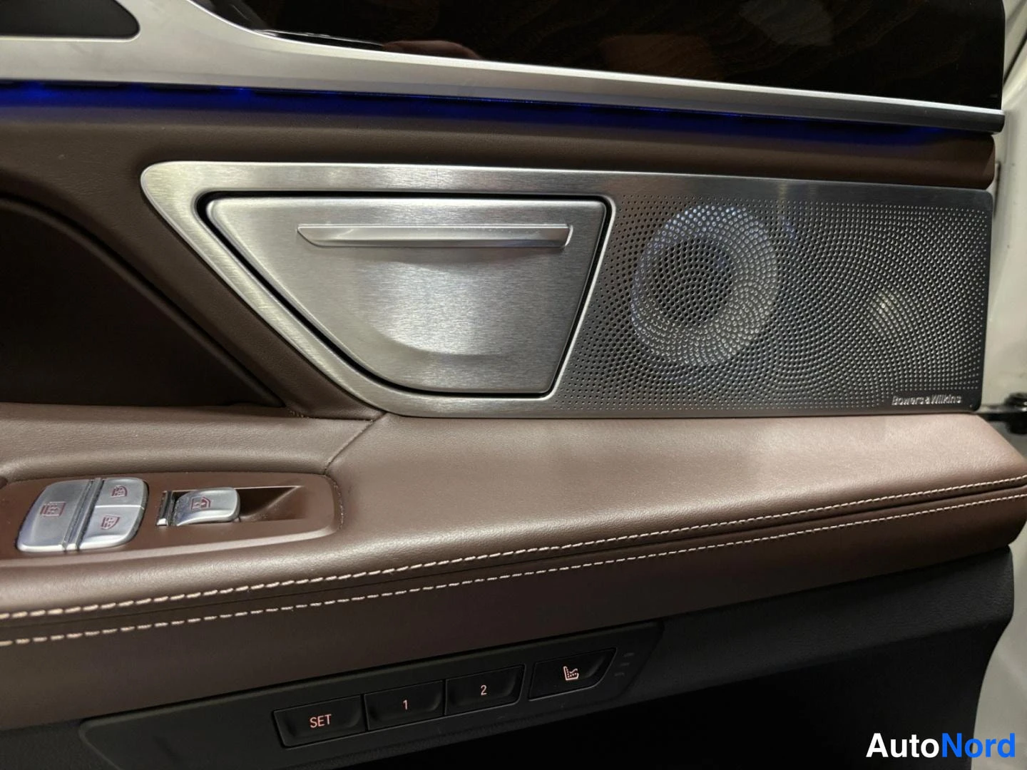 Valkoinen BMW 740e xDrive 2018, yksityiskohta, kuva 17