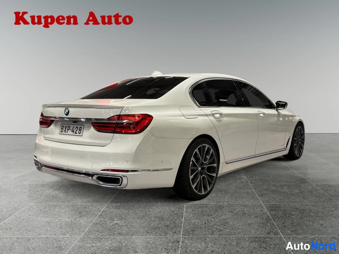 Valkoinen BMW 740e xDrive 2018, takaviisto, kuva 3
