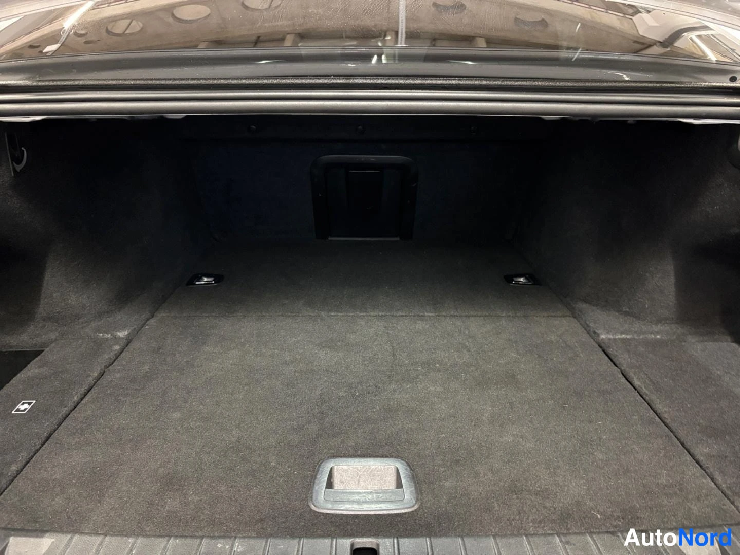 Valkoinen BMW 740e xDrive 2018, tavaratila, kuva 7