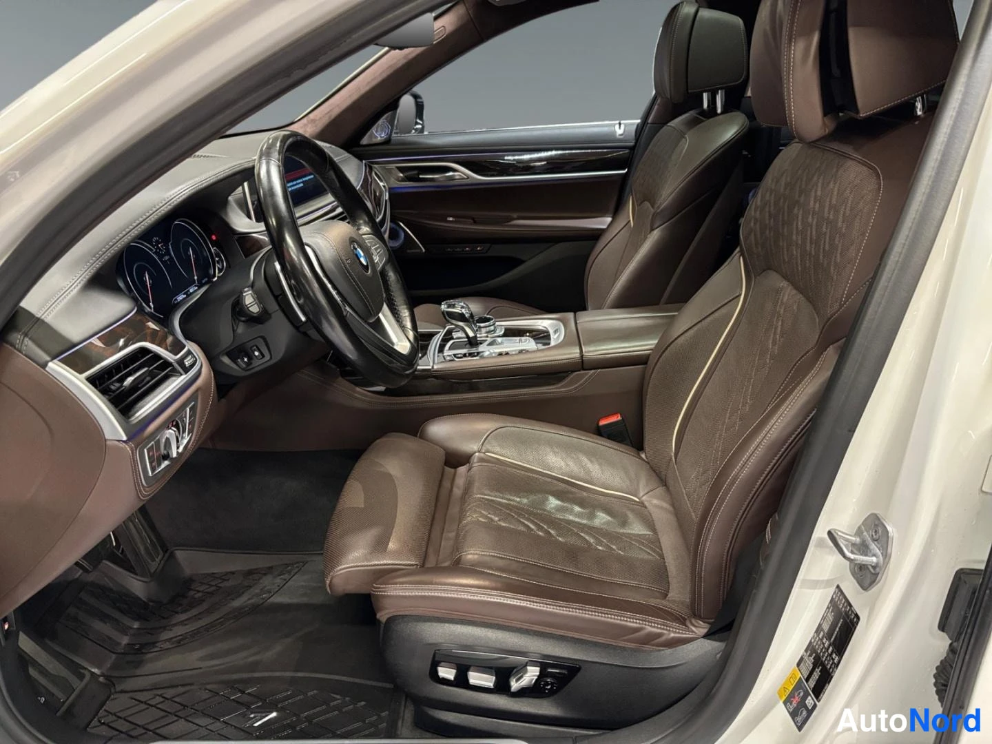 Valkoinen BMW 740e xDrive 2018, ohjaamo, kuva 4