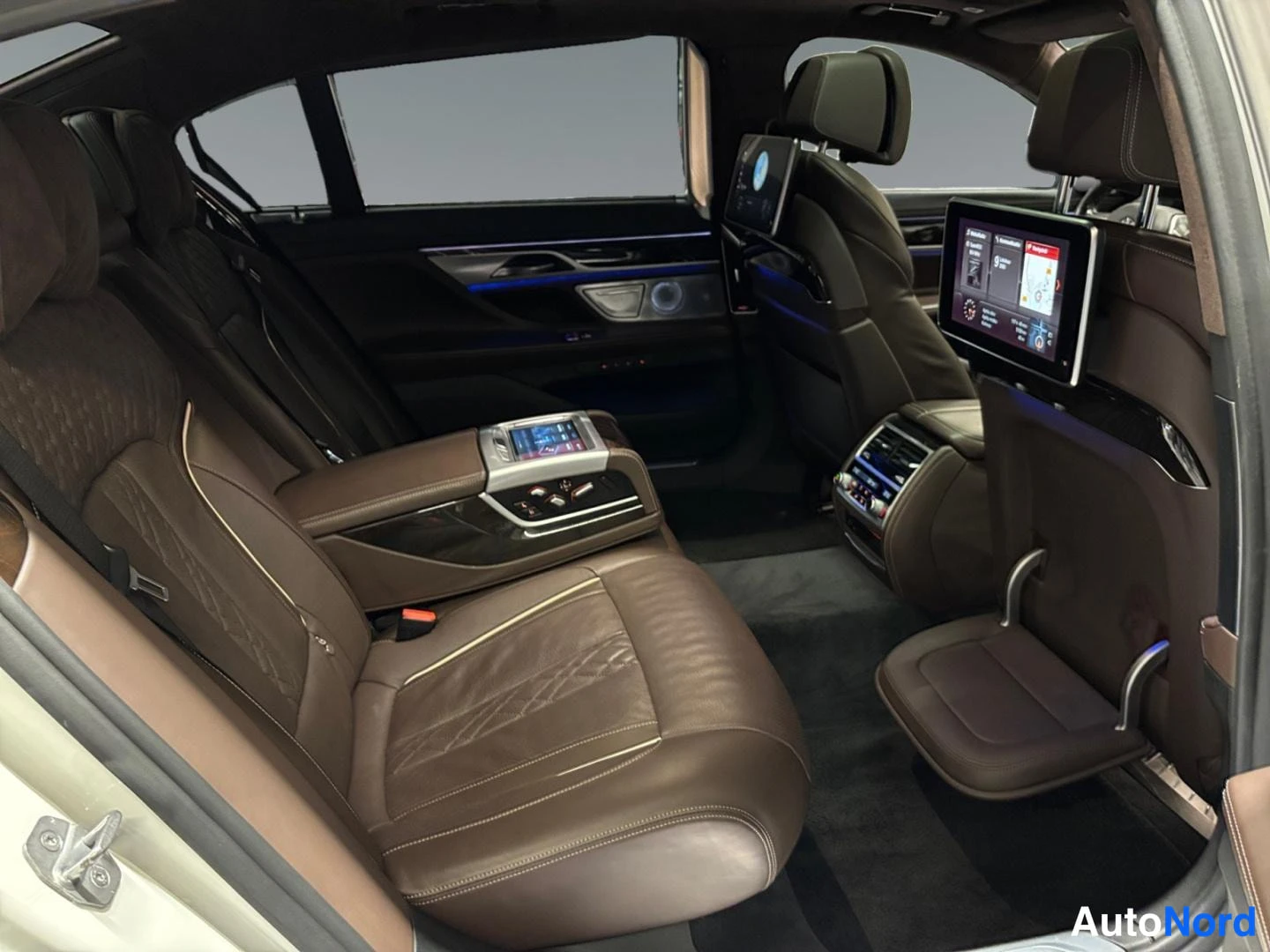Valkoinen BMW 740e xDrive 2018, takaistuimet, kuva 6