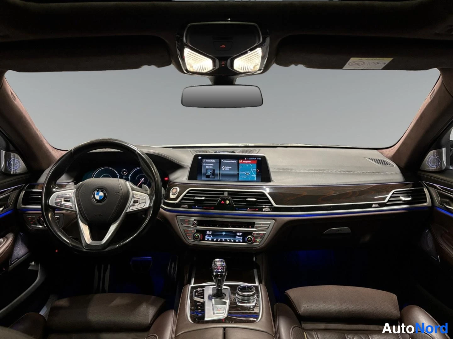 Valkoinen BMW 740e xDrive 2018, ohjaamo, kuva 5