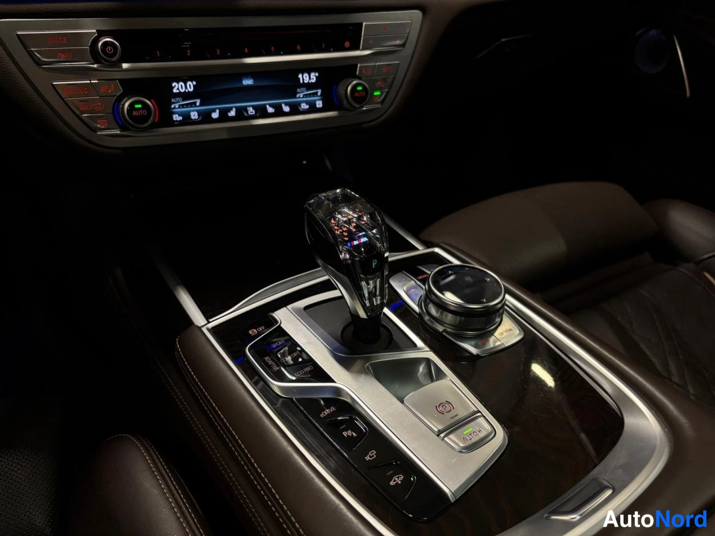 Valkoinen BMW 740e xDrive 2018, yksityiskohta, kuva 19