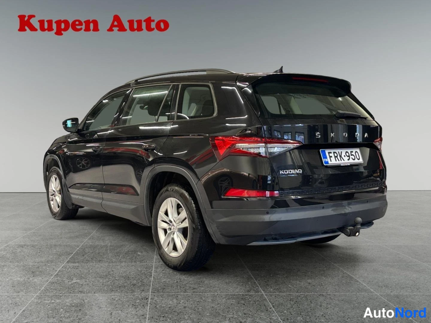 Musta Skoda Kodiaq 2024, takaviisto, kuva 3