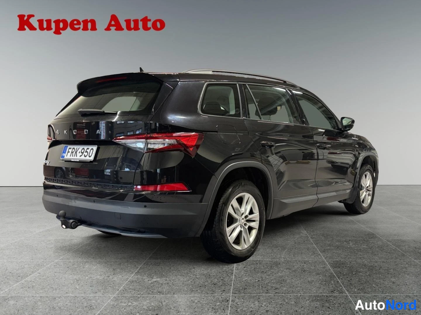Musta Skoda Kodiaq 2024, takaviisto, kuva 4
