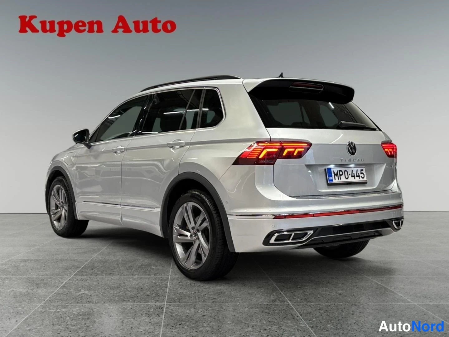 Harmaa Volkswagen Tiguan 2024, takaviisto, kuva 3