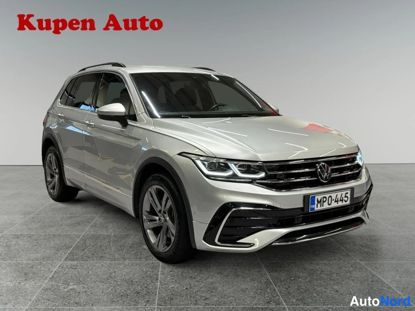 Harmaa Volkswagen Tiguan 2024, etuviisto, keula oikealle, kuva 2