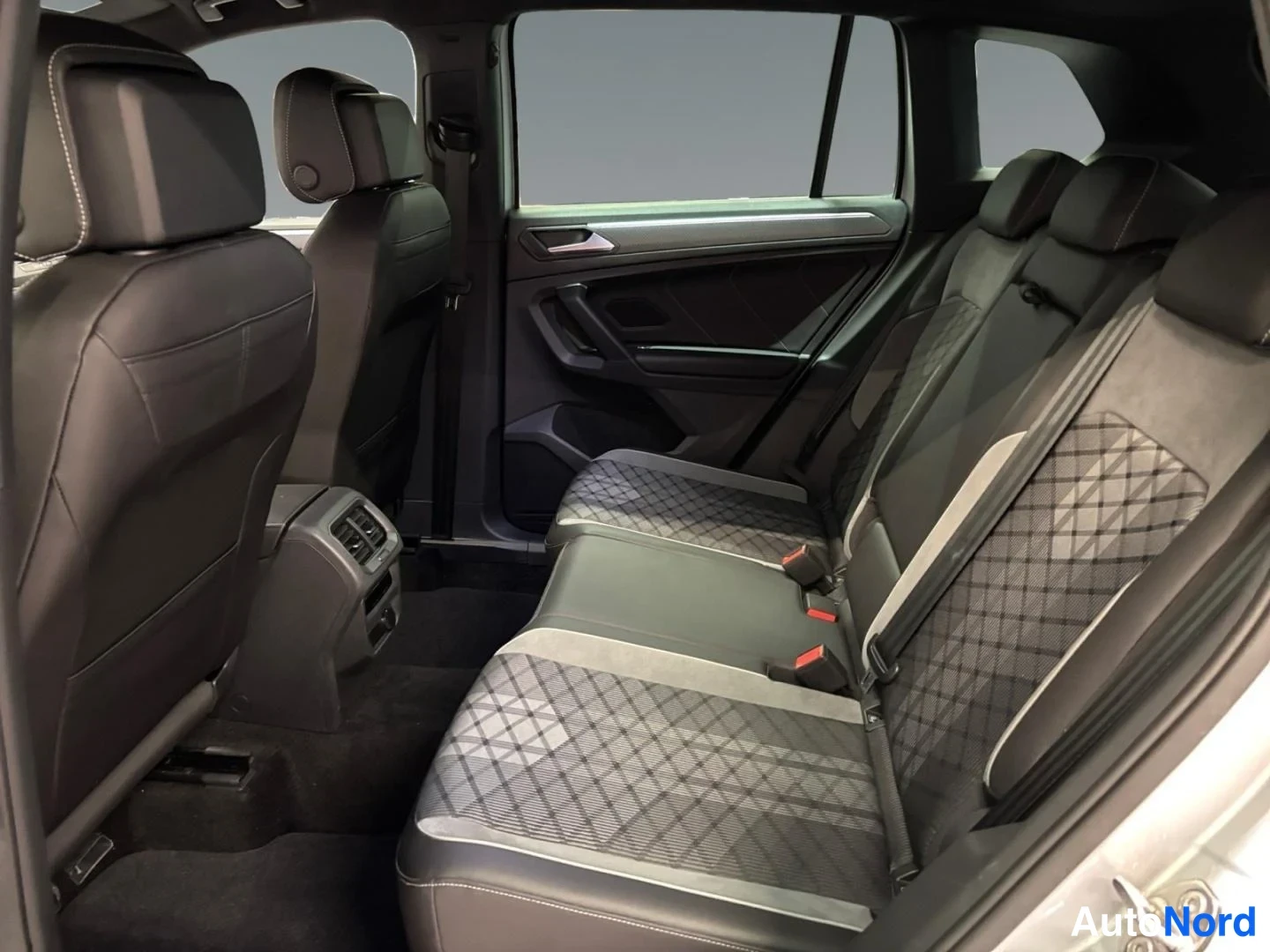 Harmaa Volkswagen Tiguan 2024, takaistuimet, kuva 9