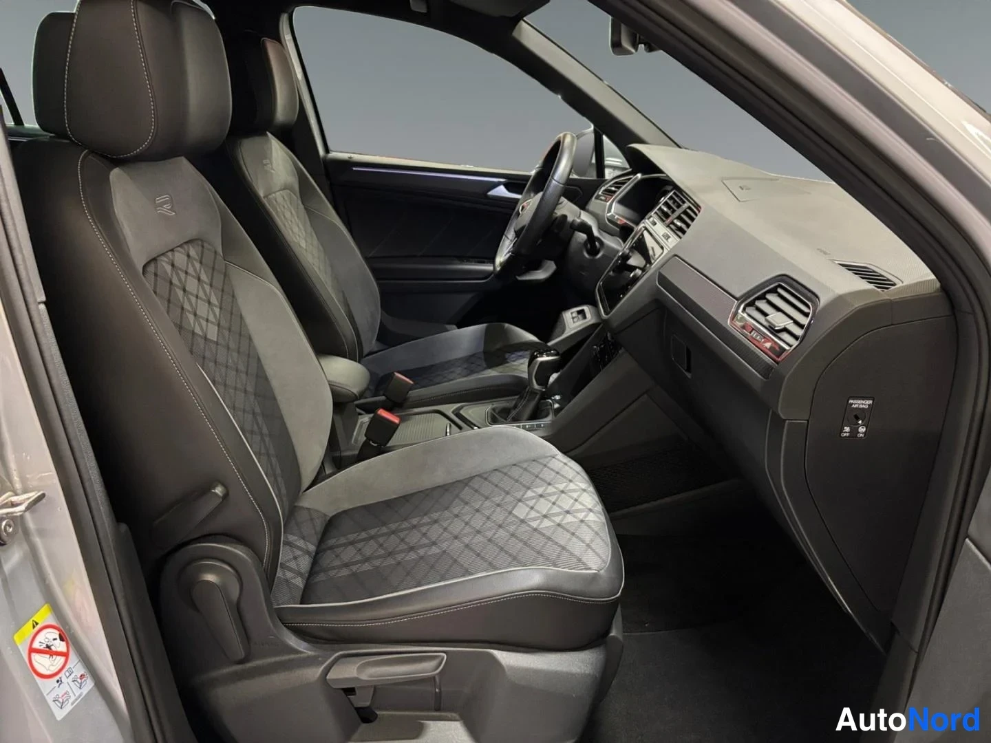 Harmaa Volkswagen Tiguan 2024, etuistuimet, kuva 8