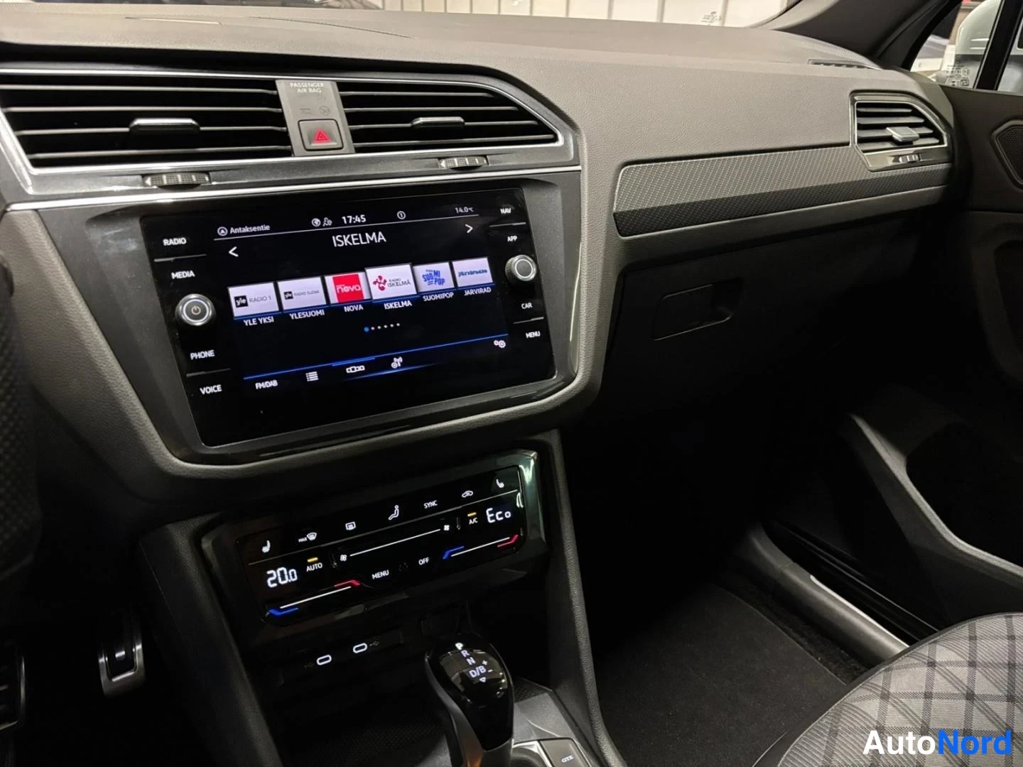 Harmaa Volkswagen Tiguan 2024, ohjaamo, kuva 6