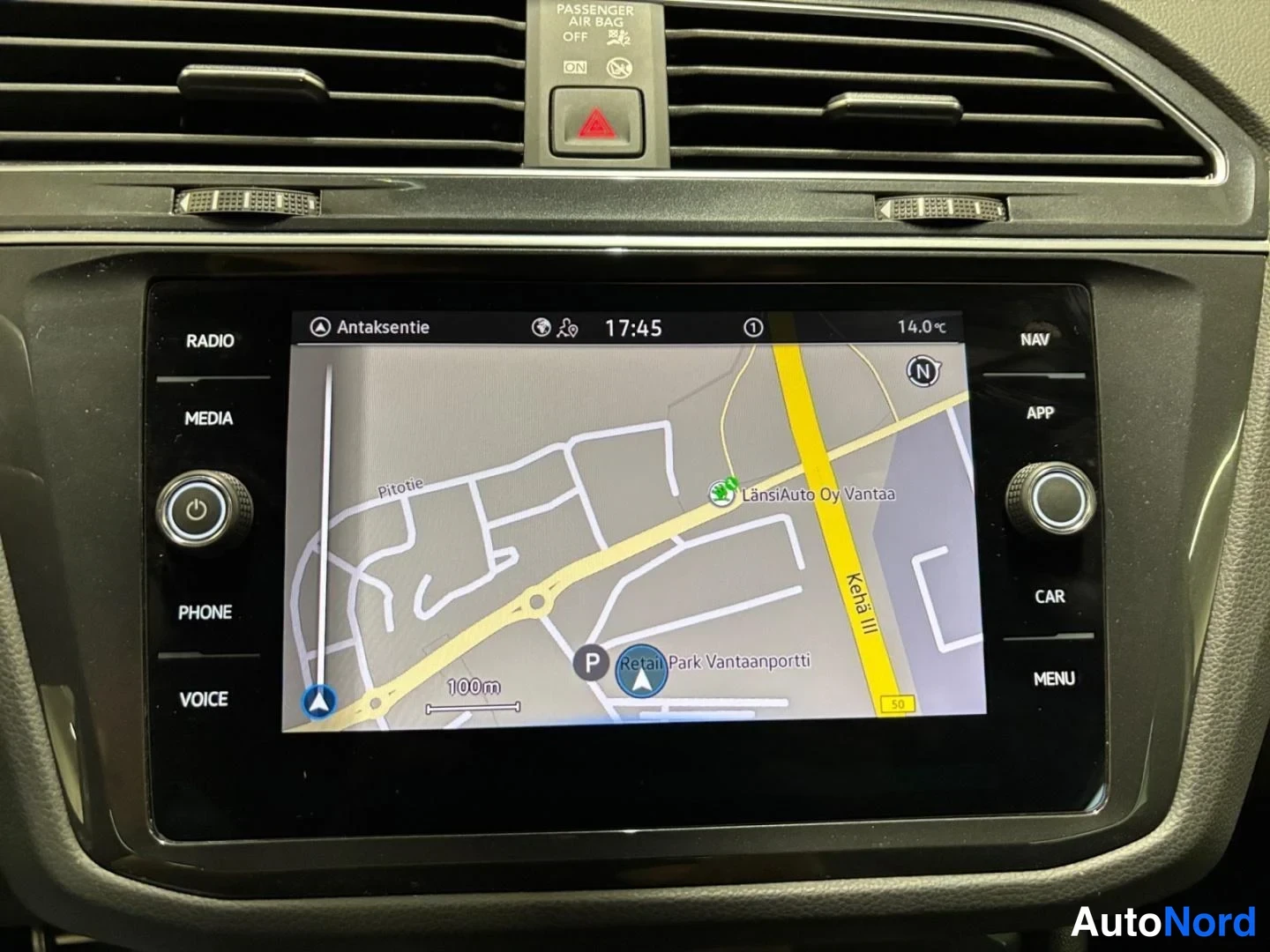 Harmaa Volkswagen Tiguan 2024, yksityiskohta, kuva 12