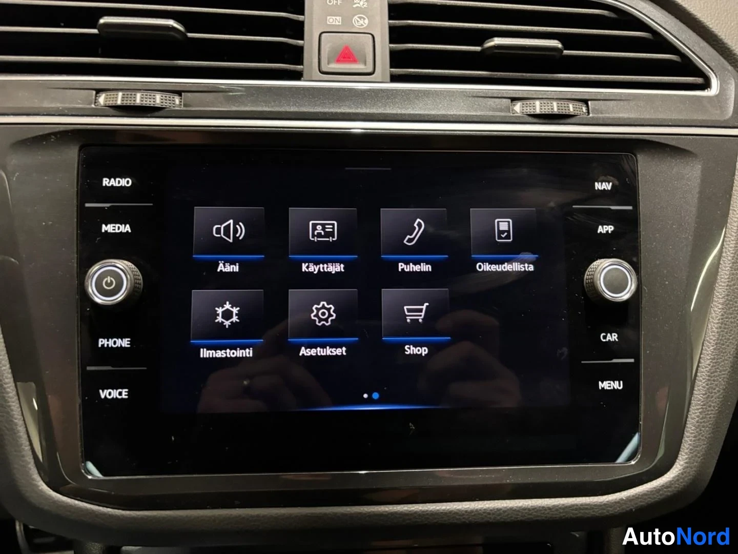 Harmaa Volkswagen Tiguan 2024, yksityiskohta, kuva 14