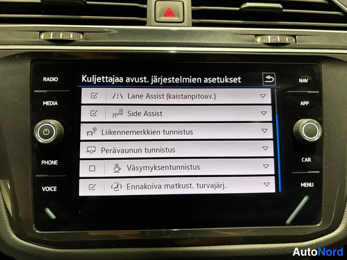 Harmaa Volkswagen Tiguan 2024, yksityiskohta, kuva 16