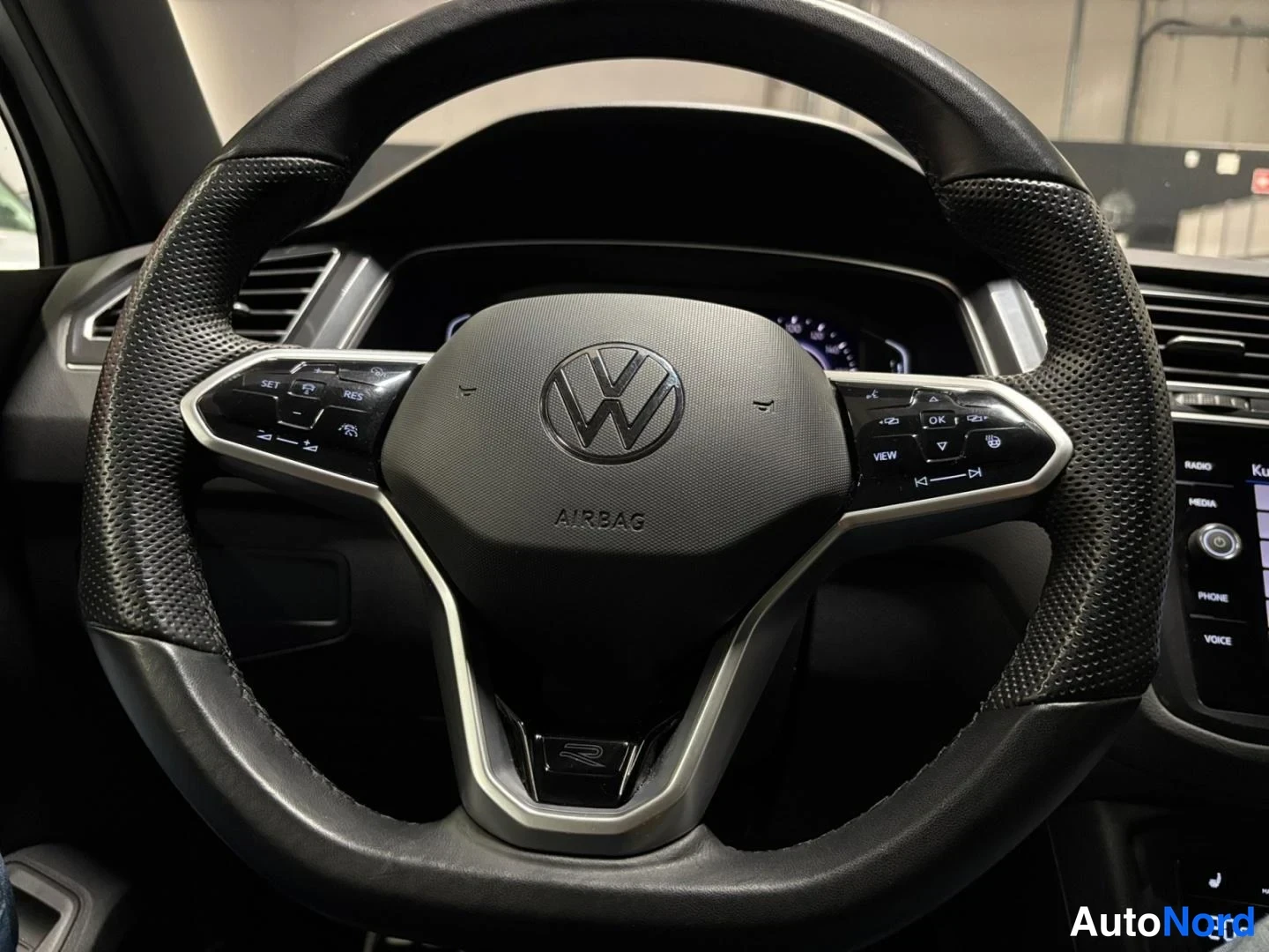 Harmaa Volkswagen Tiguan 2024, yksityiskohta, kuva 18