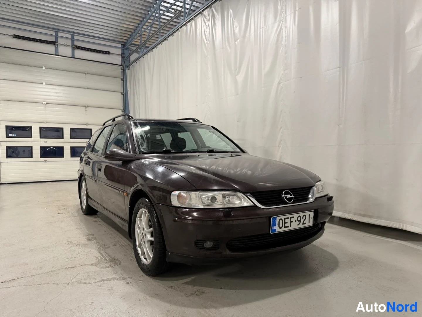 Ruskea Opel Vectra 2001, etuviisto, keula oikealle, kuva 2