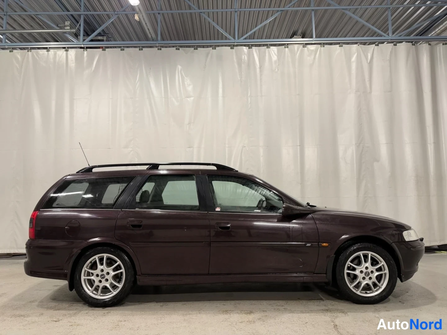 Ruskea Opel Vectra 2001, etuviisto, keula oikealle, kuva 3