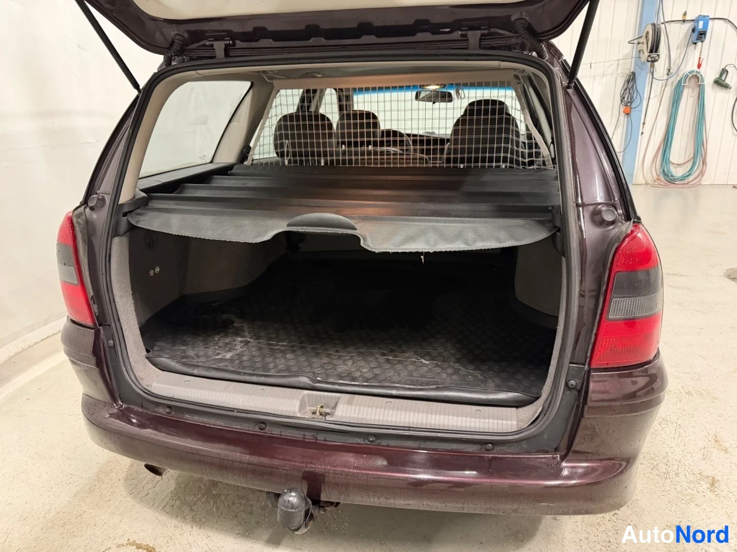 Ruskea Opel Vectra 2001, tavaratila, kuva 13