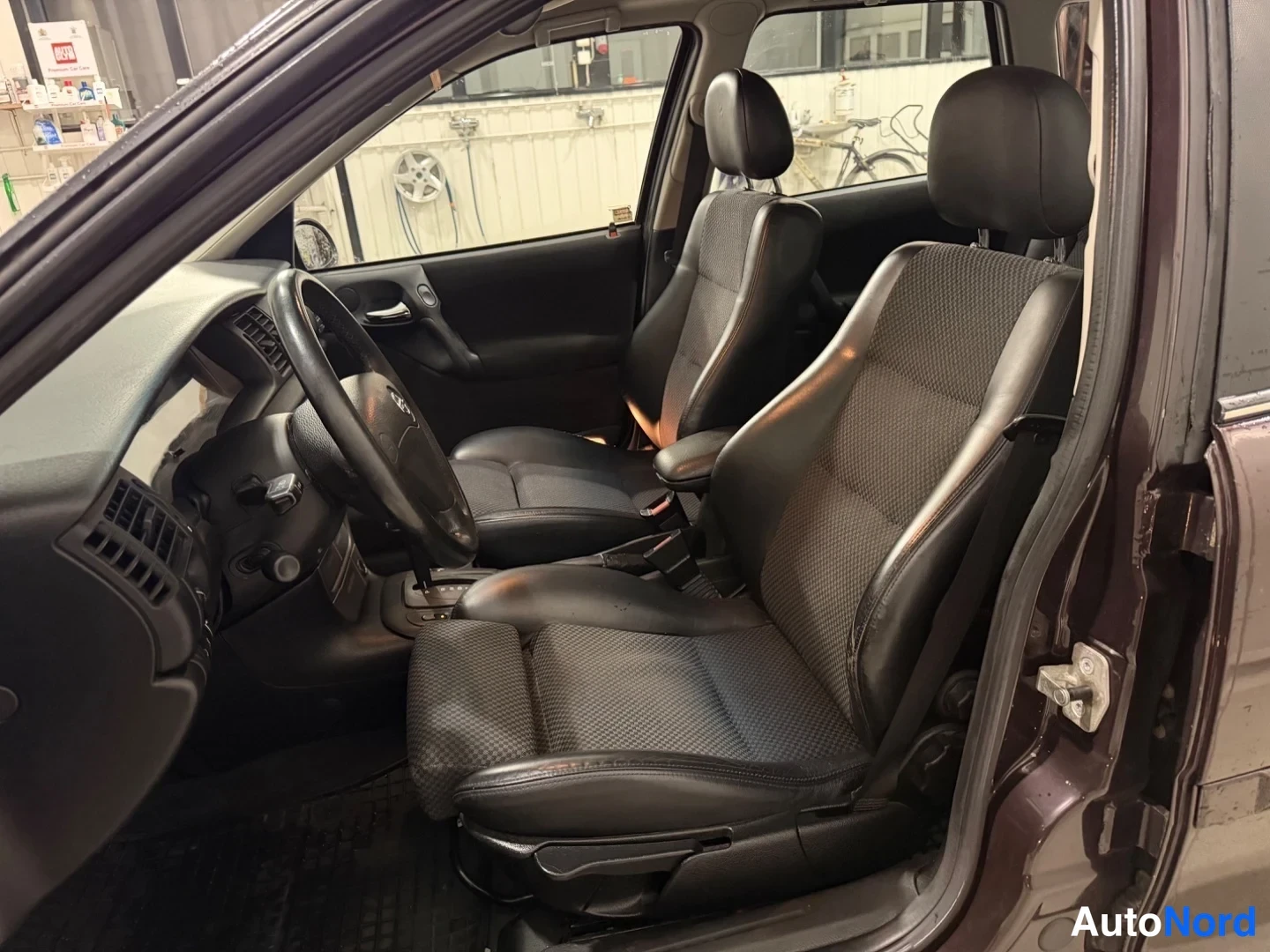 Ruskea Opel Vectra 2001, etuistuimet, kuva 9