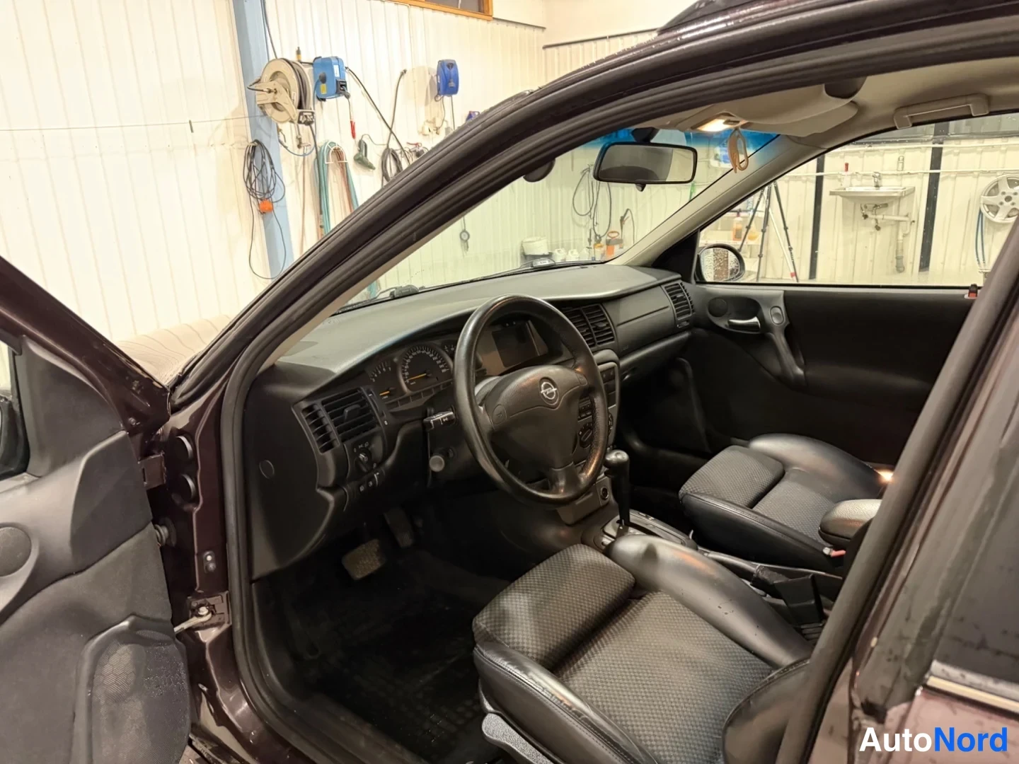 Ruskea Opel Vectra 2001, ohjaamo, kuva 7