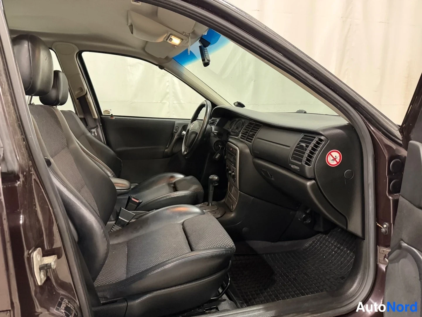 Ruskea Opel Vectra 2001, etuistuimet, kuva 10