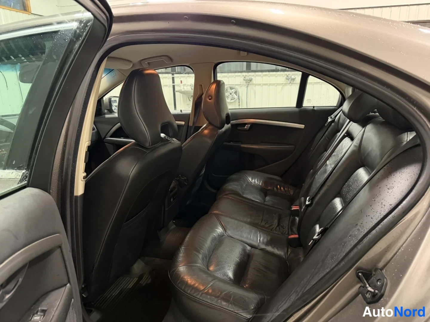 Harmaa Volvo S80 2008, takaistuimet, kuva 10