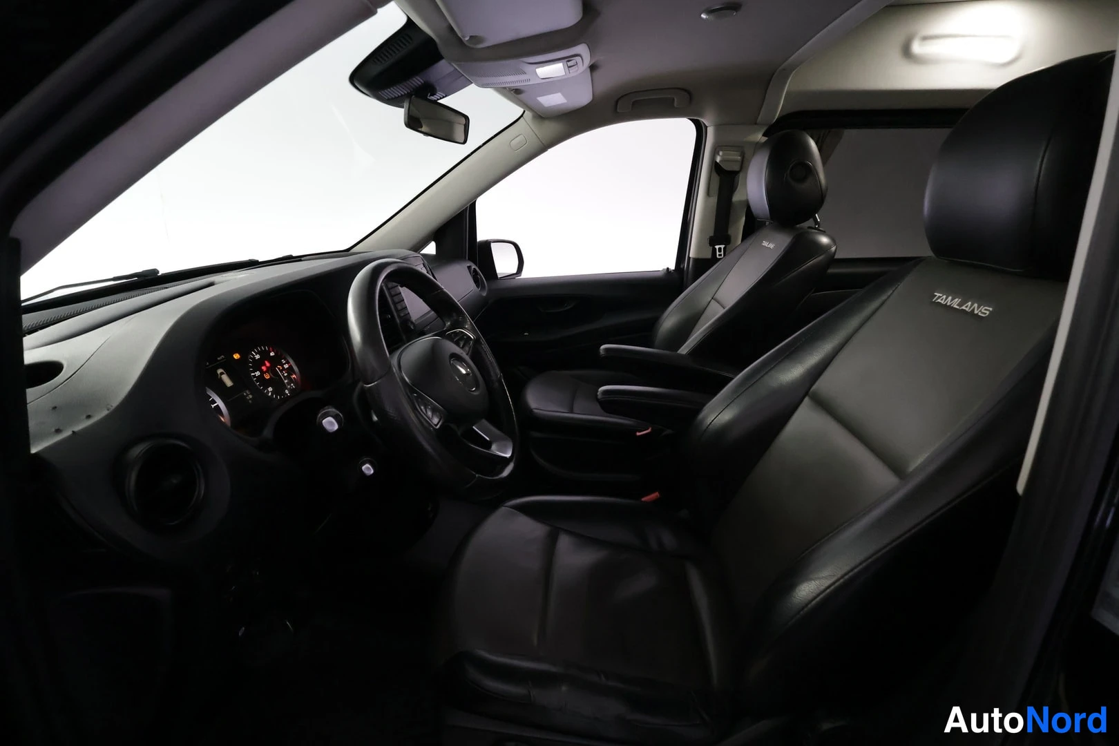 Musta Mercedes-Benz Vito 116 CDI 2020, ohjaamo, kuva 9