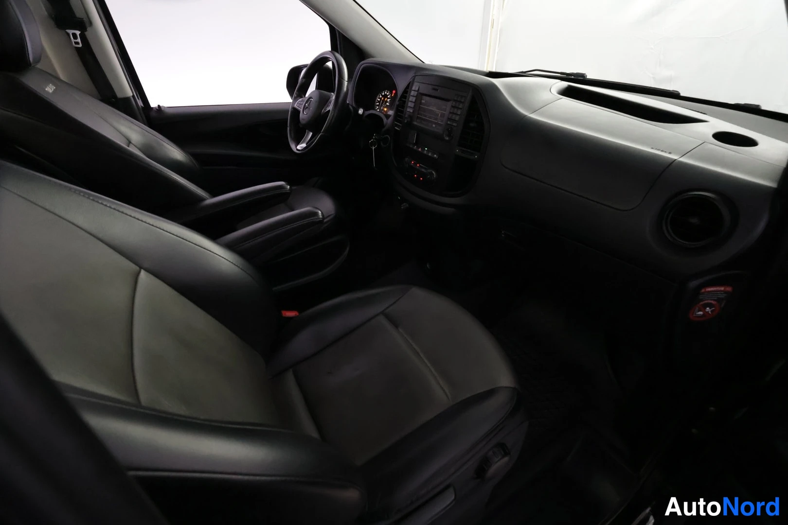 Musta Mercedes-Benz Vito 116 CDI 2020, ohjaamo, kuva 10