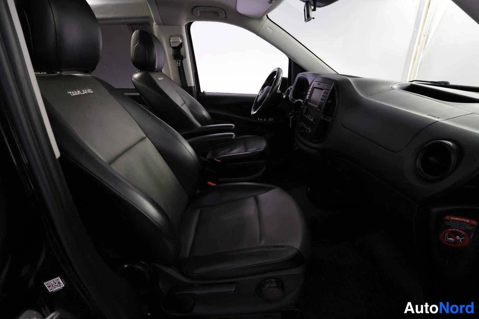 Musta Mercedes-Benz Vito 116 CDI 2020, etuistuimet, kuva 17