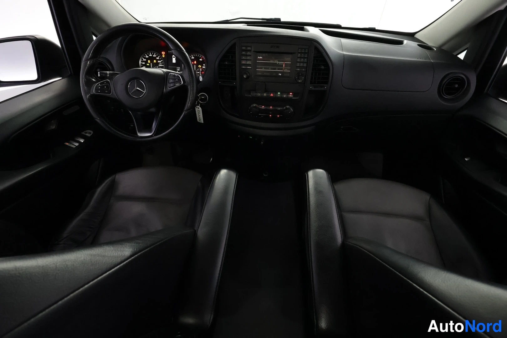 Musta Mercedes-Benz Vito 116 CDI 2020, ohjaamo, kuva 11